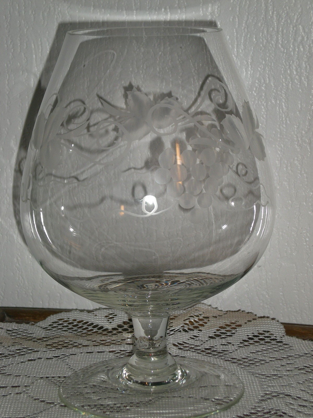 Engraved crystal grape rinsing glass Alsace