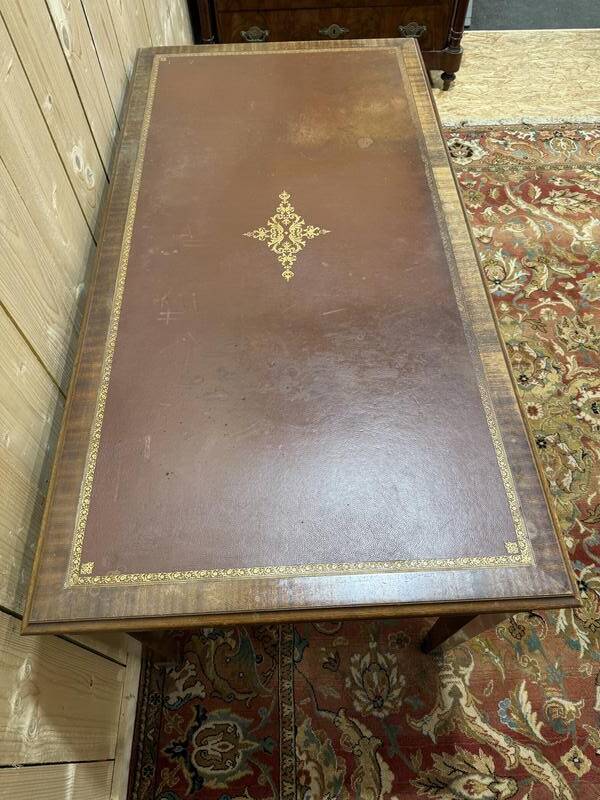 Bureau plat de style anglais en acajou et cuir signé "MAPLE"
