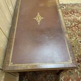 Bureau plat de style anglais en acajou et cuir signé "MAPLE"