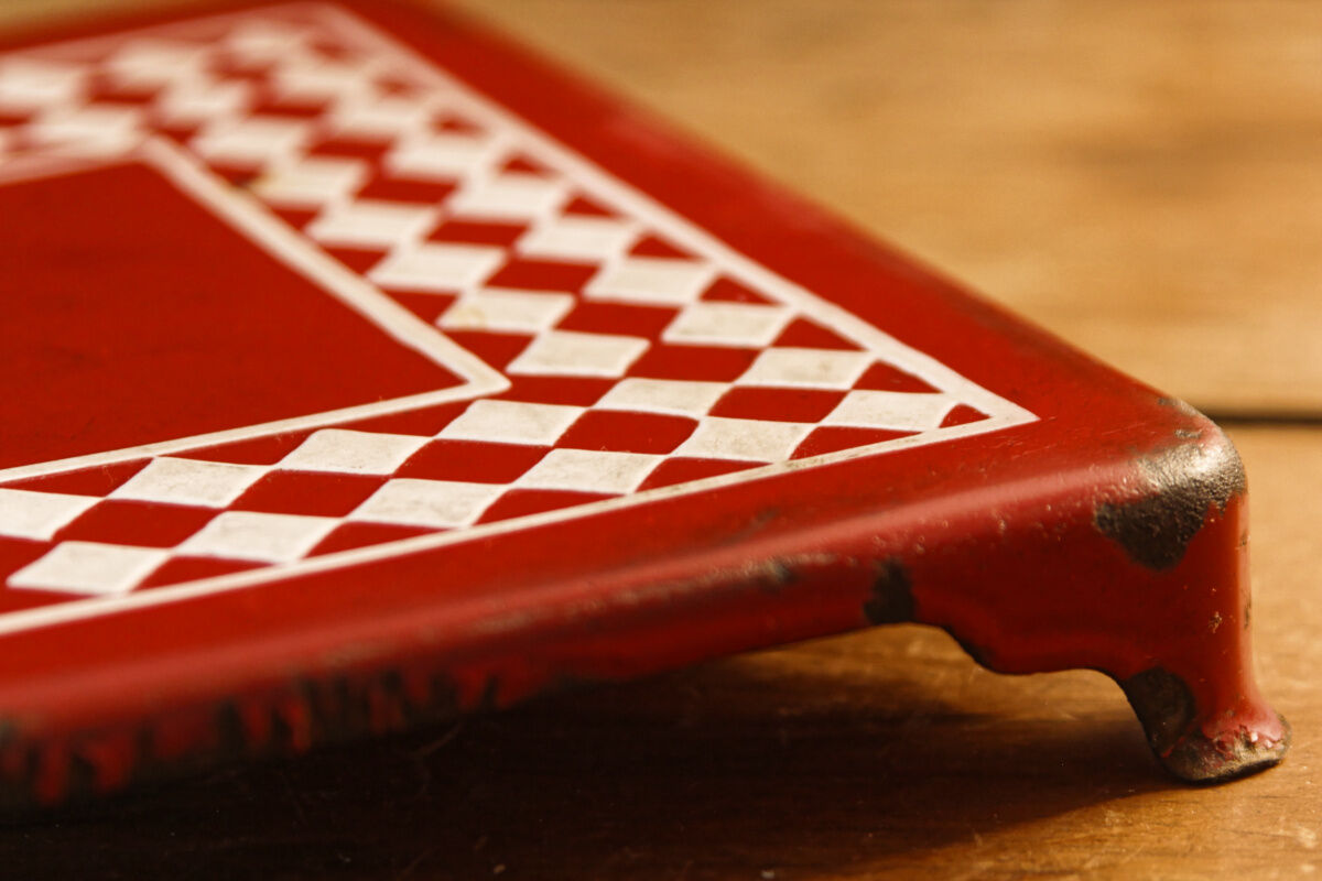 Dessous de plat à damier tôle émaillée