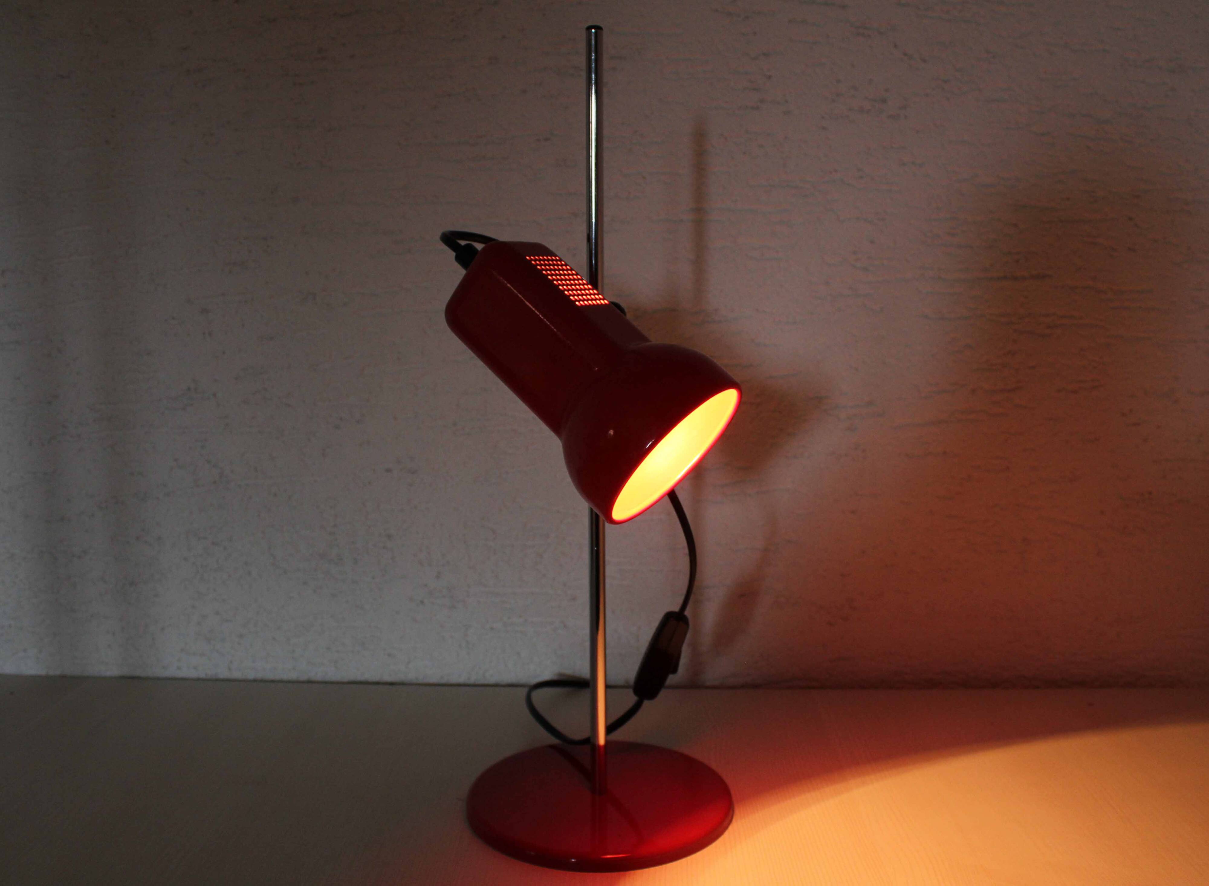 Lampe de bureau en métal rouge