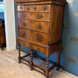 Commode ancienne en ronce de noyer du XVIIIe siècle
