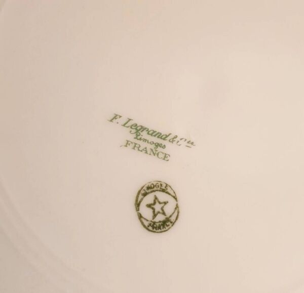 Grand plat creux en porcelaine de Limoges - F. Legrand & Cie