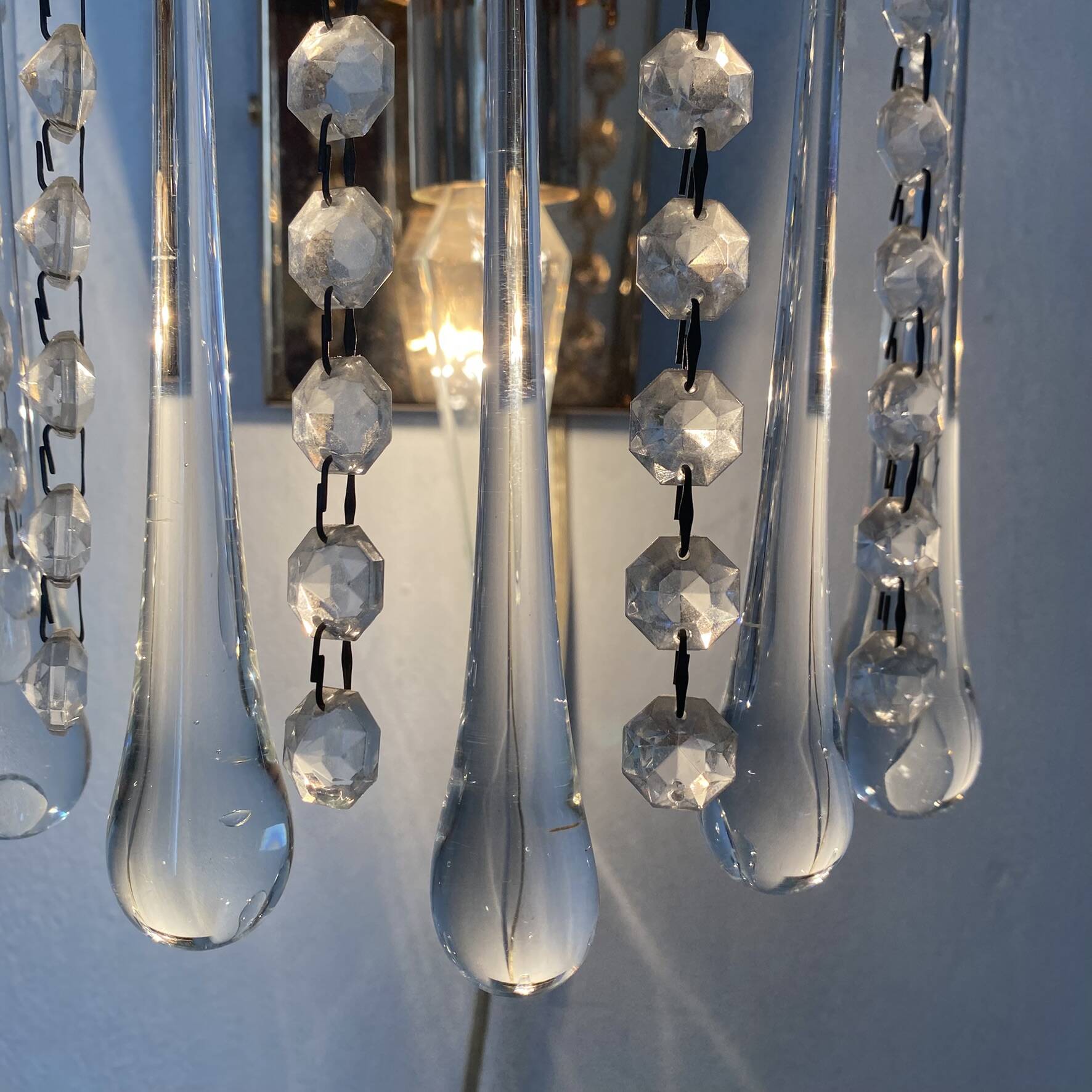 Pair of Italian wall lights Hollywood Regency with pendants and drops.