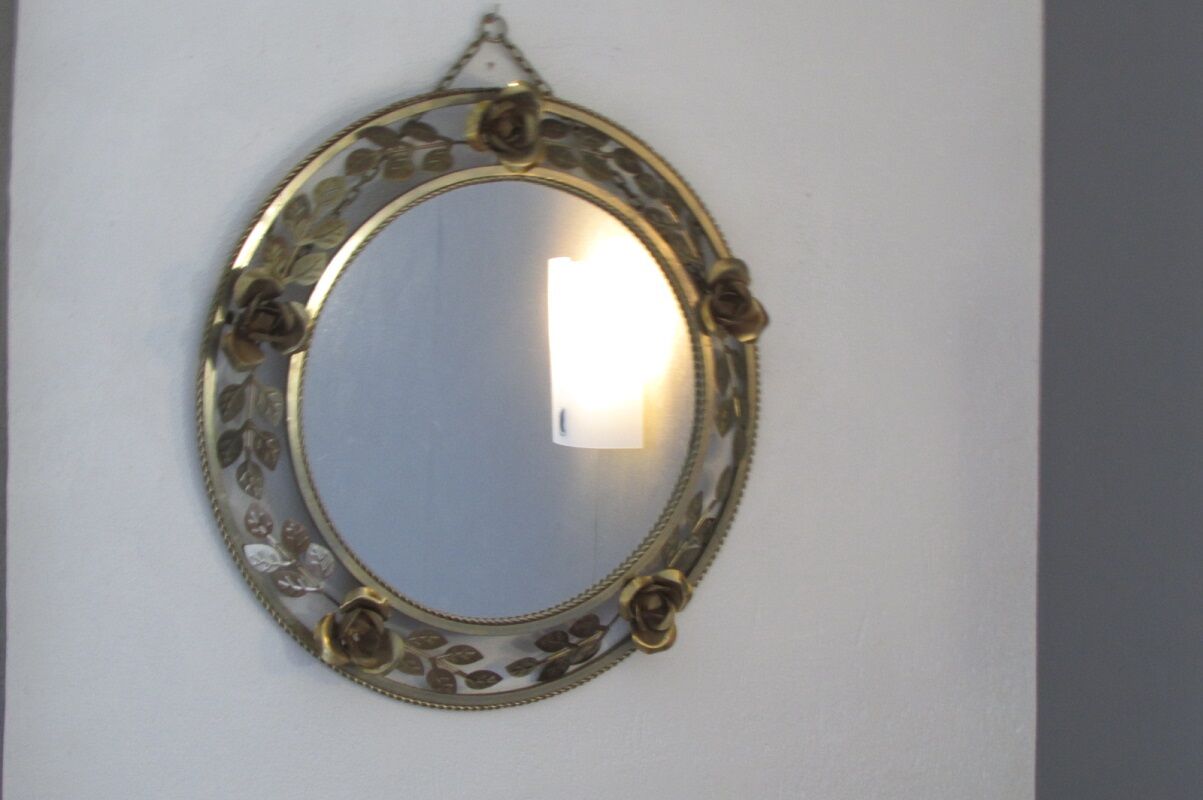 Miroir en métal doré rond, couronne de roses