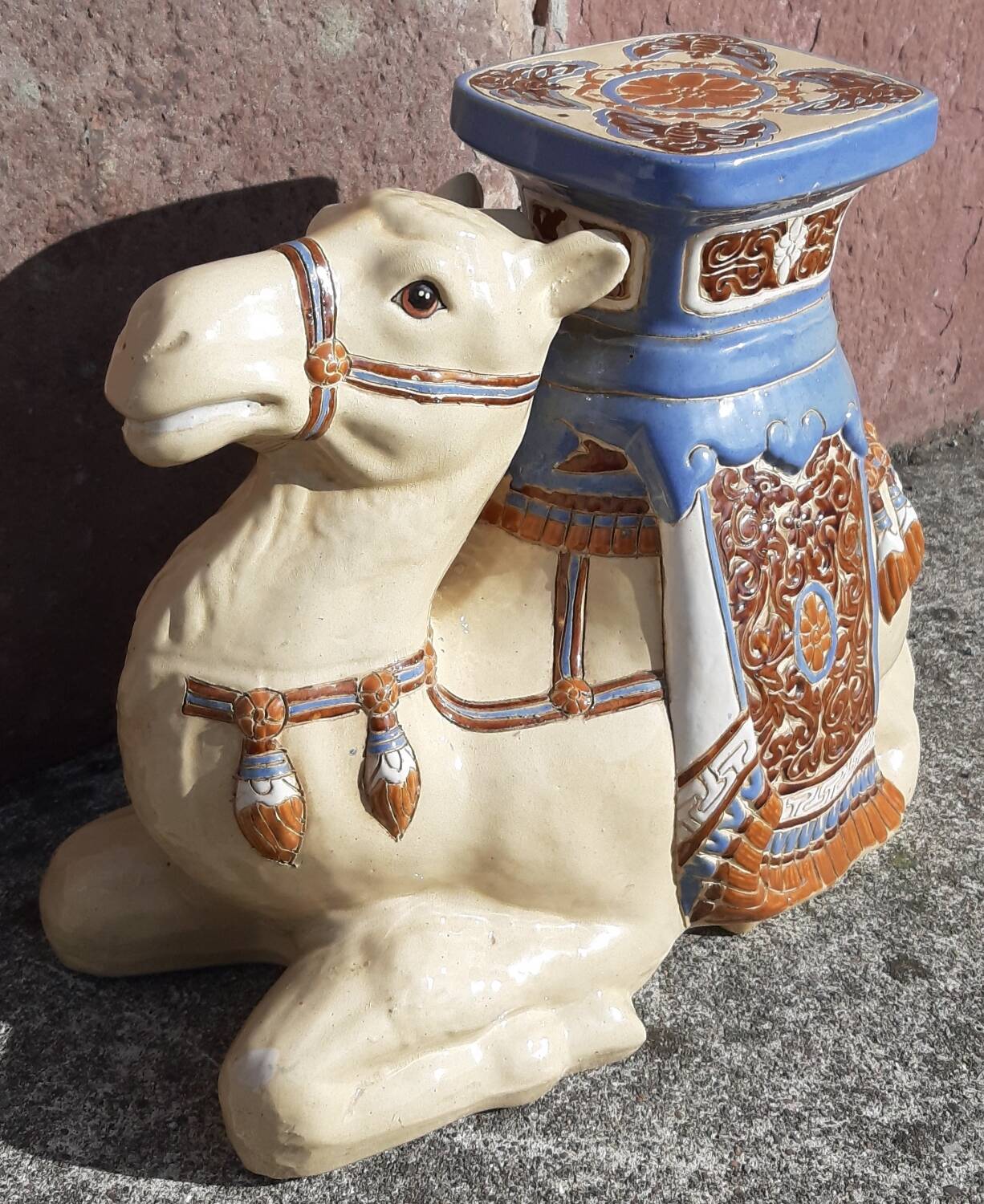 Camel side table in ceramic