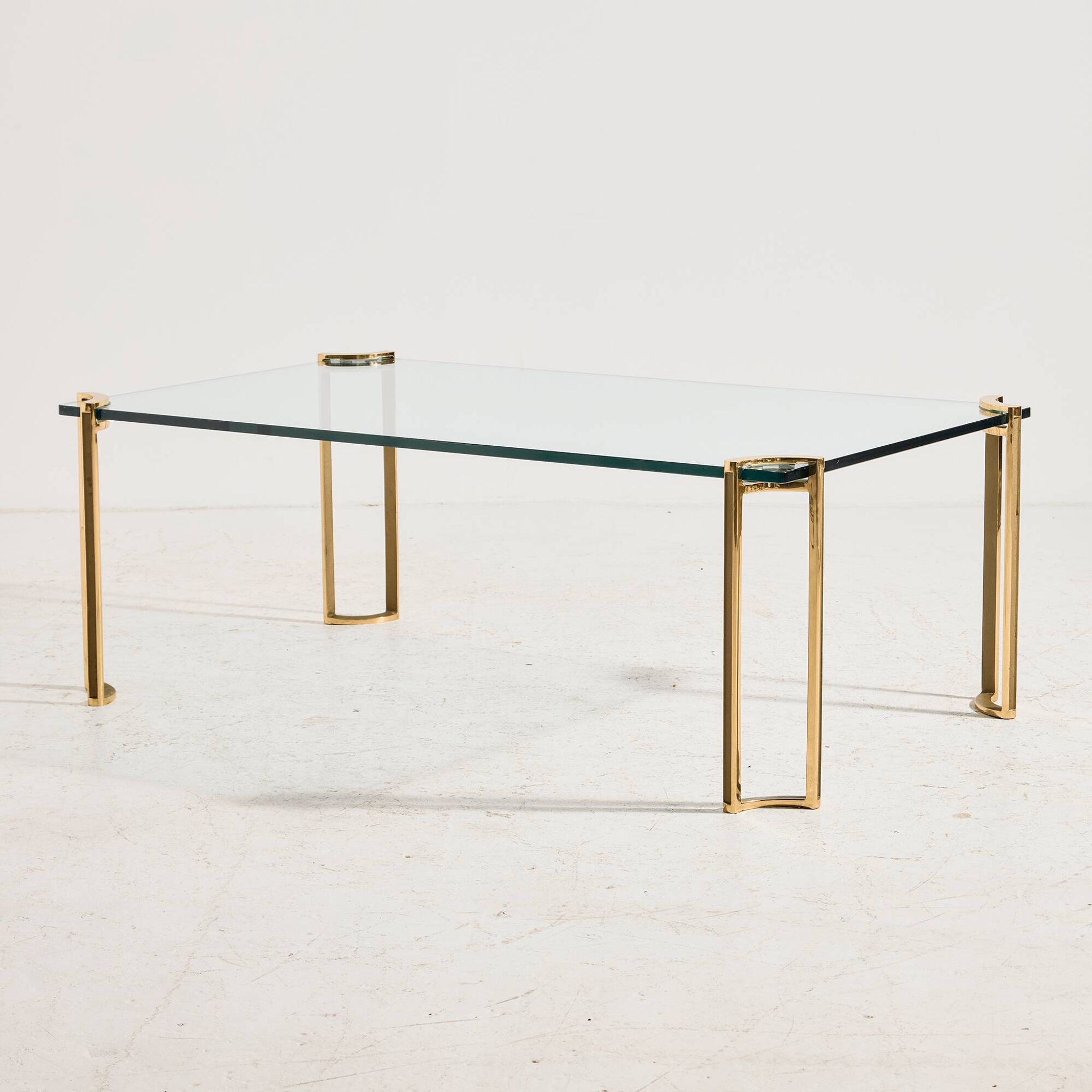 Table basse en laiton et verre