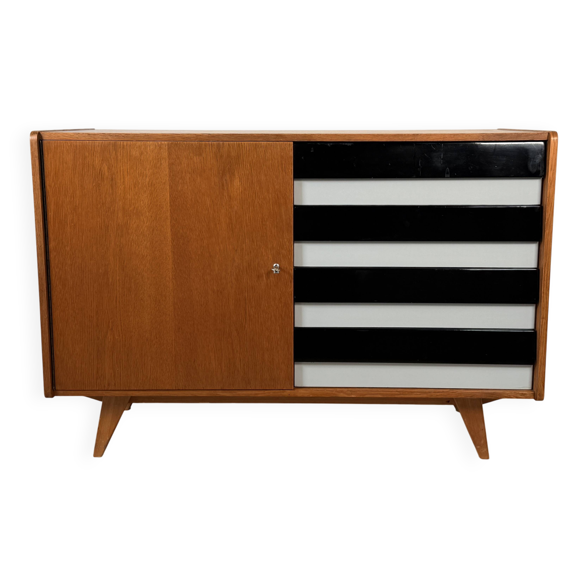Buffet U458 de Jiří Jiroutek, tiroirs noir et blanc.