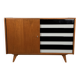 Buffet U458 de Jiří Jiroutek, tiroirs noir et blanc.