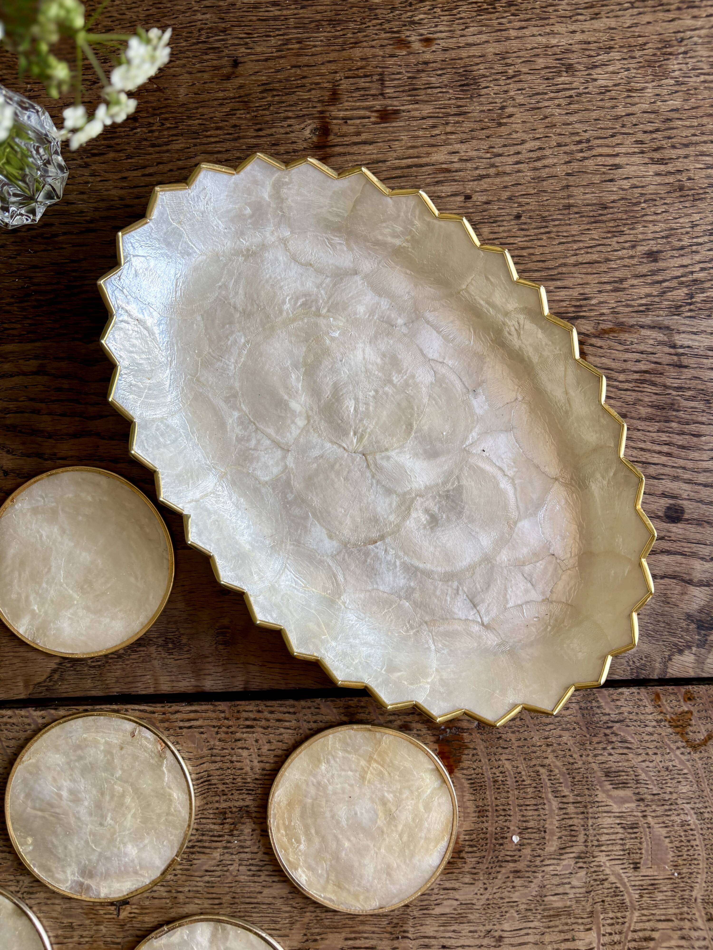Lot of mother-of-pearl aperitif items, 7 coasters and a dish.