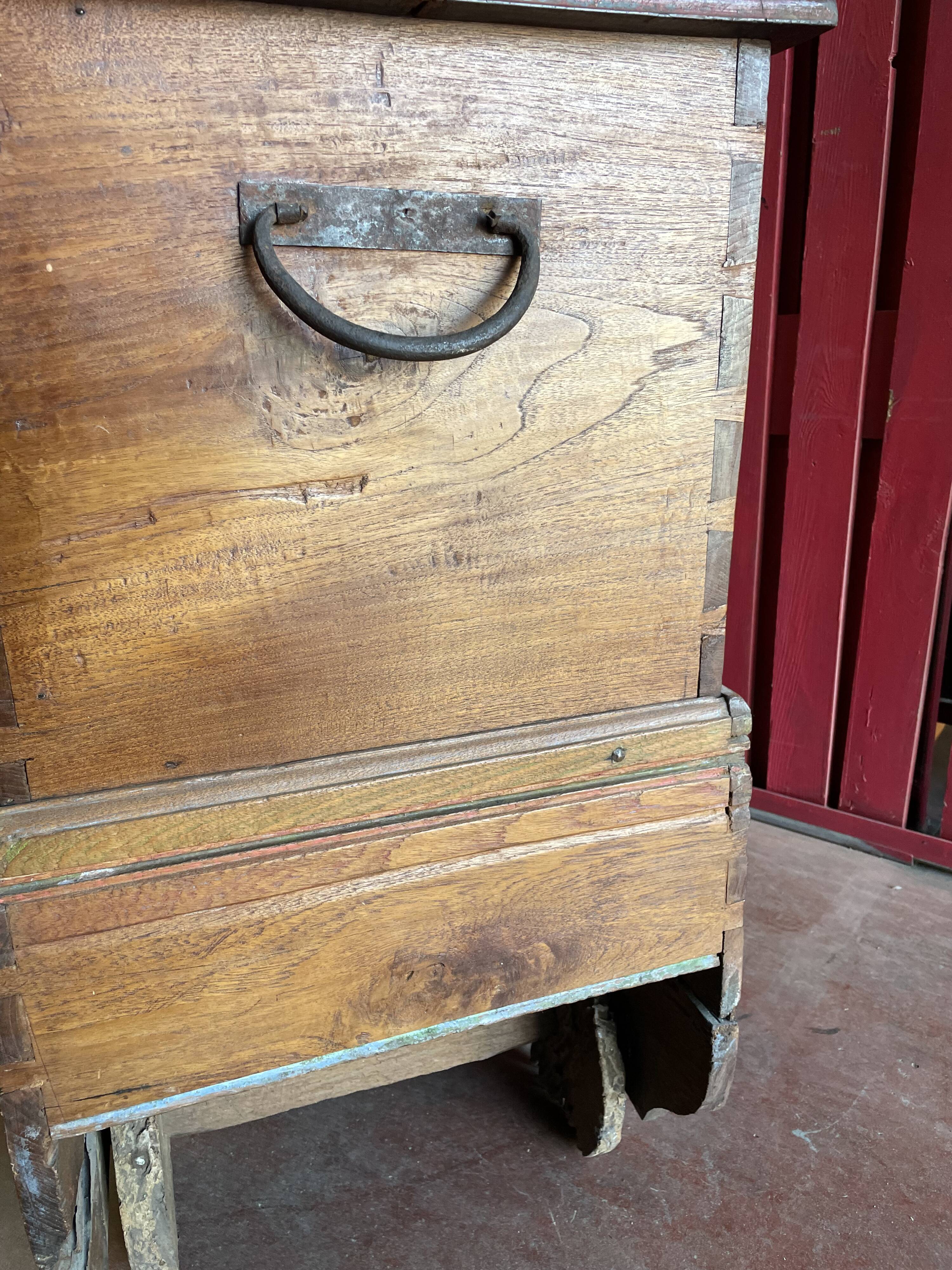 19th century merchant's chest on wheels, Indénosie, Madura island