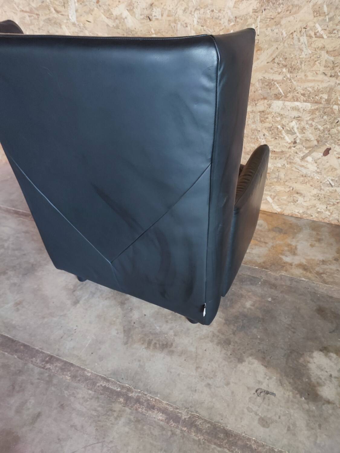 Leather club armchair from the Roset brand