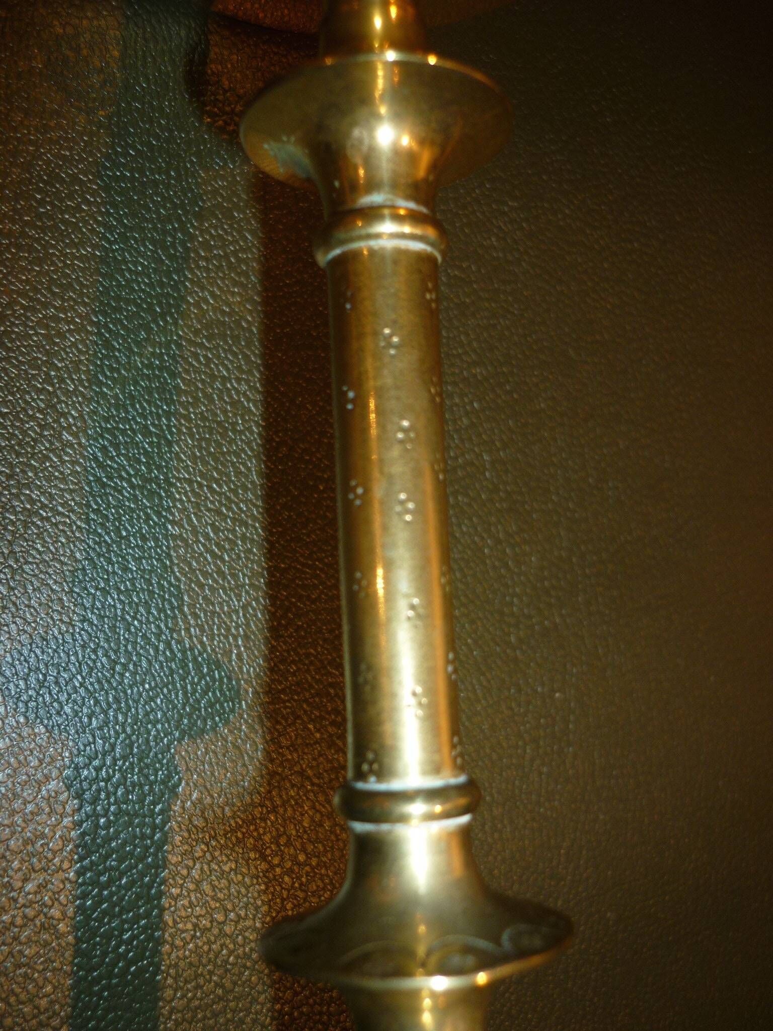 Paire de bougeoirs en laiton doré