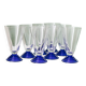 Ensemble de 8 verres à boire en verre clair avec des piédestaux en bleu cobalt – Postmoderne Memphis années 1980