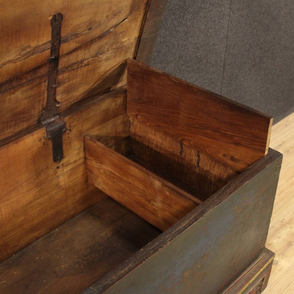 Indian chest in painted wood from the 20th century