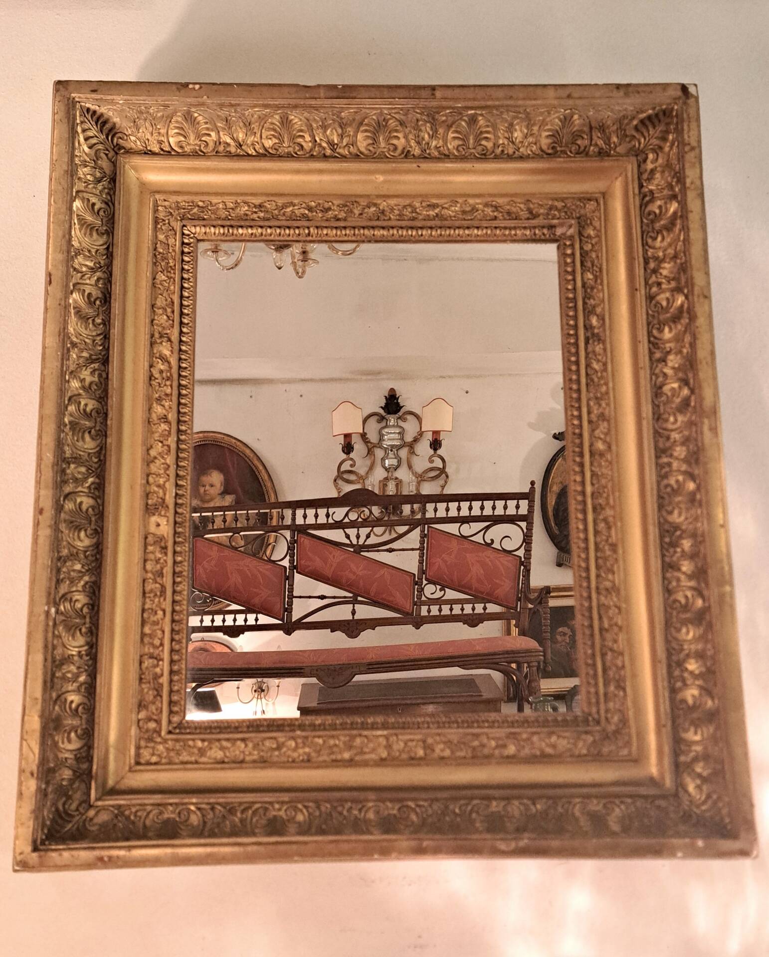Miroir époque Restauration en bois doré à la feuille