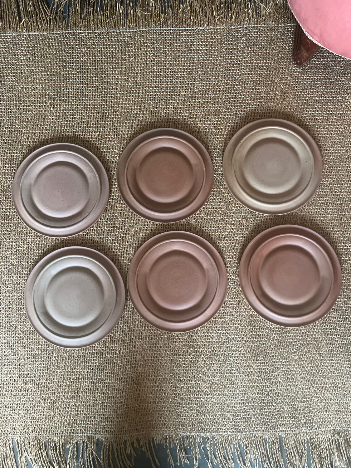 6 stoneware plates