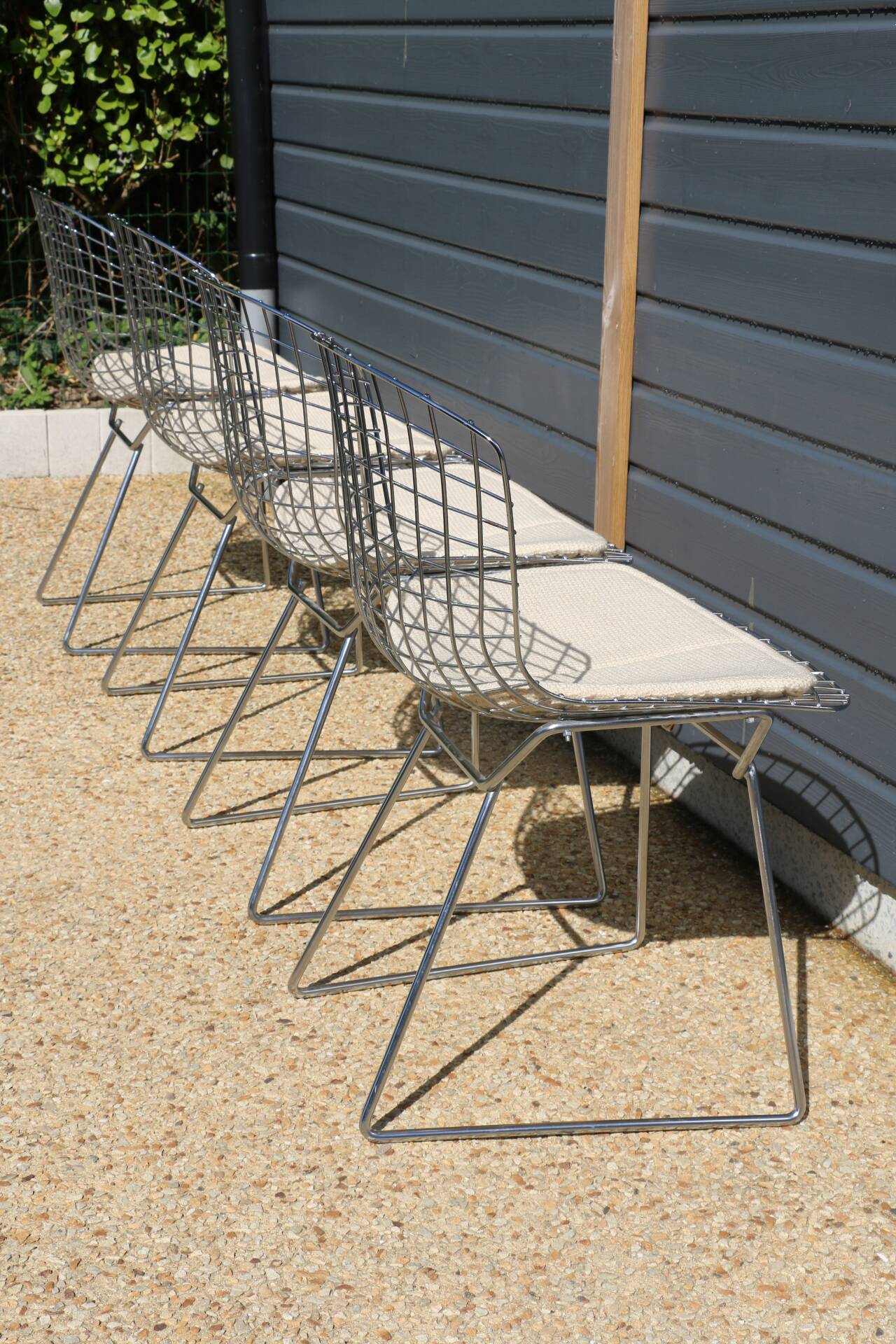 4 chrome Bertoia chairs with cushion