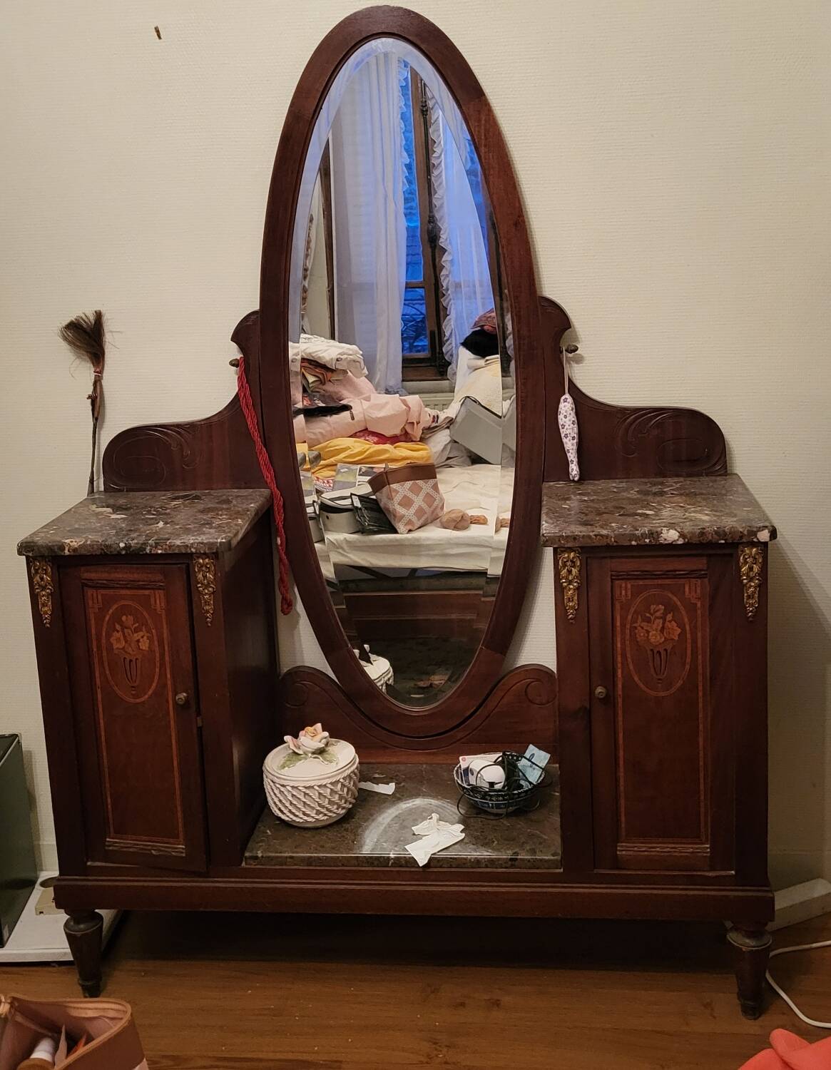 Neo-retro hairdresser