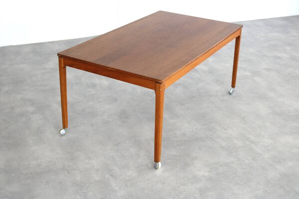 Table basse en teck sur roulettes, Suède années 60