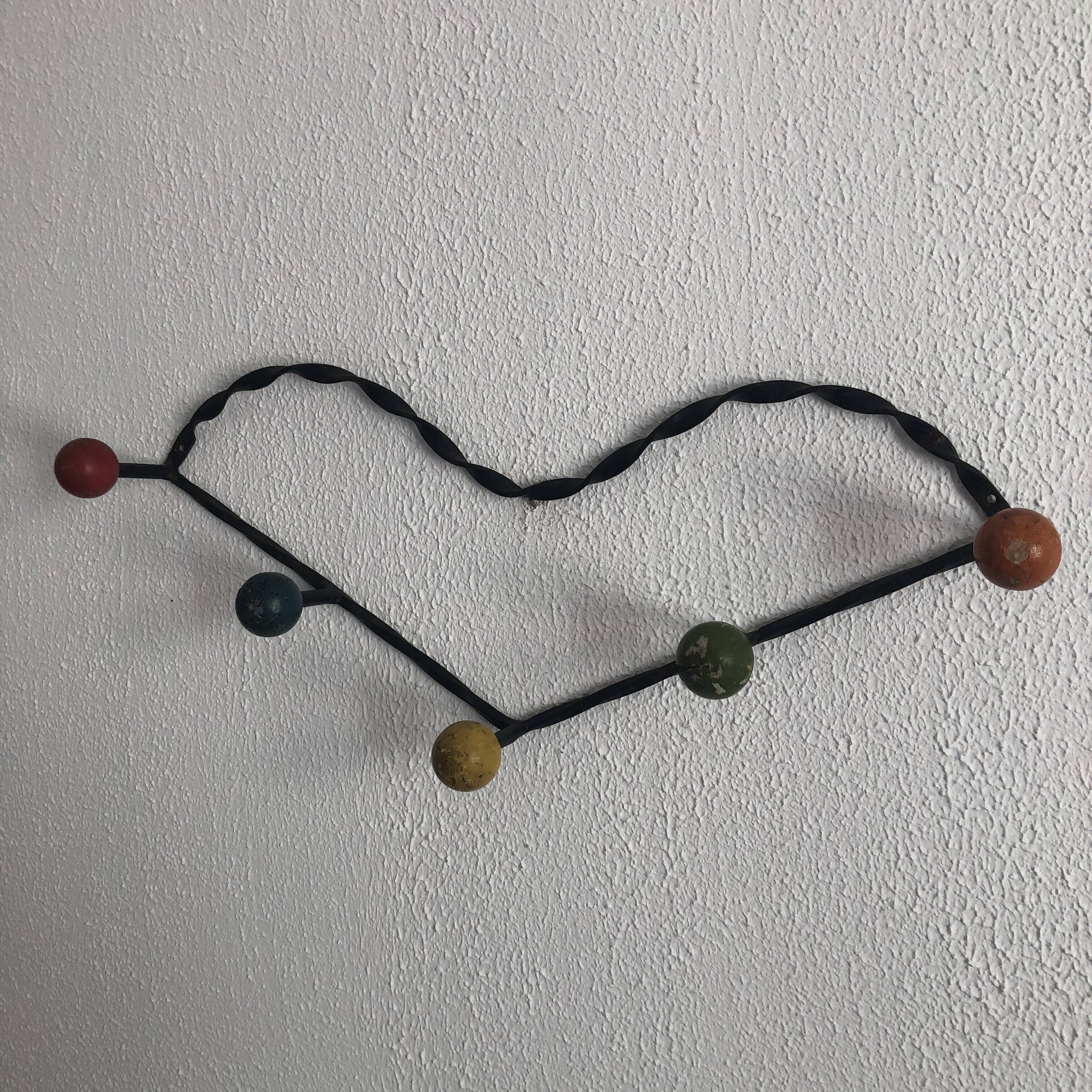 Portemanteau vintage 1960 coeur 5 patères boules bois - 60 cm