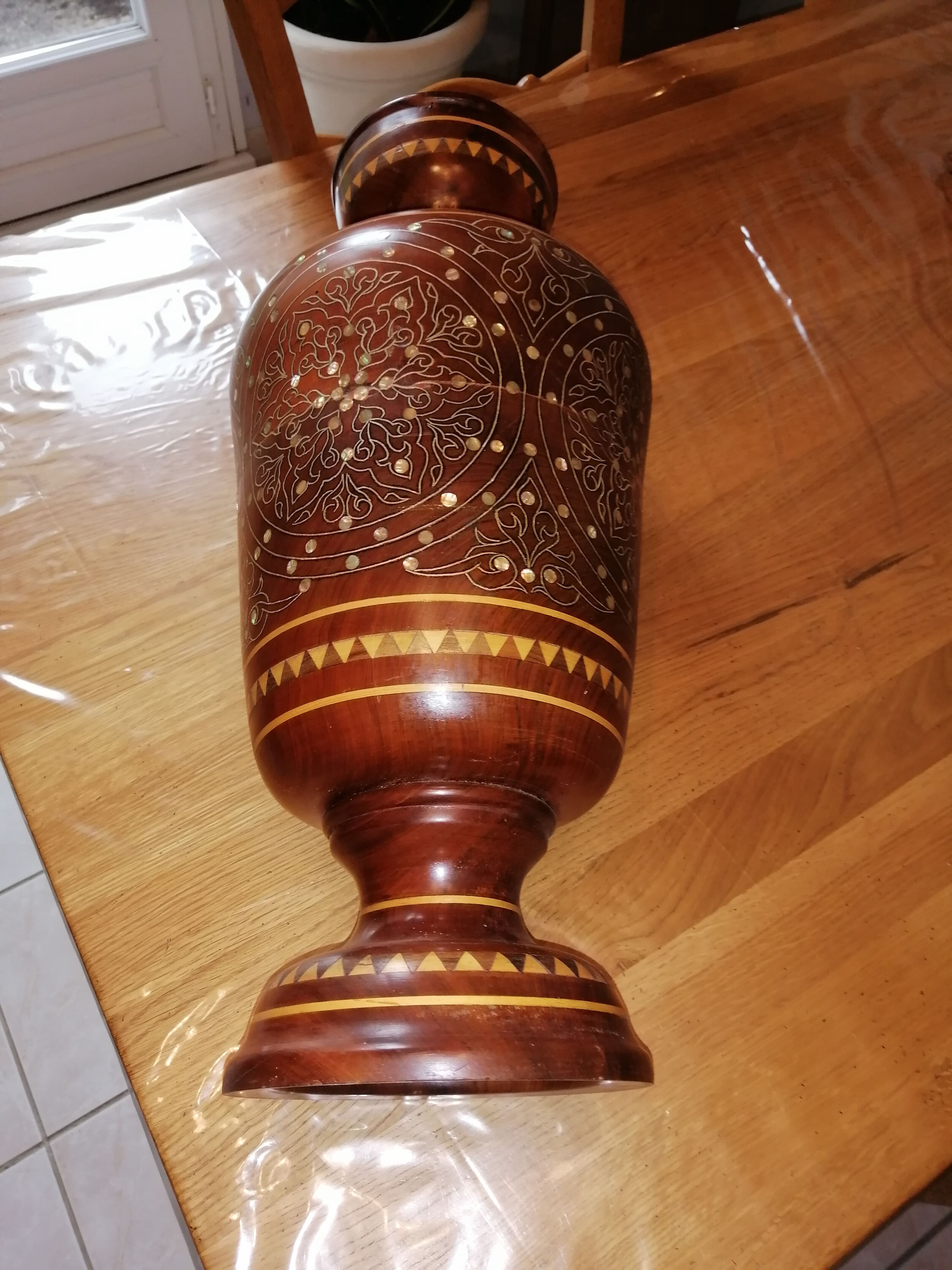 Vase en bois laqué et décoré