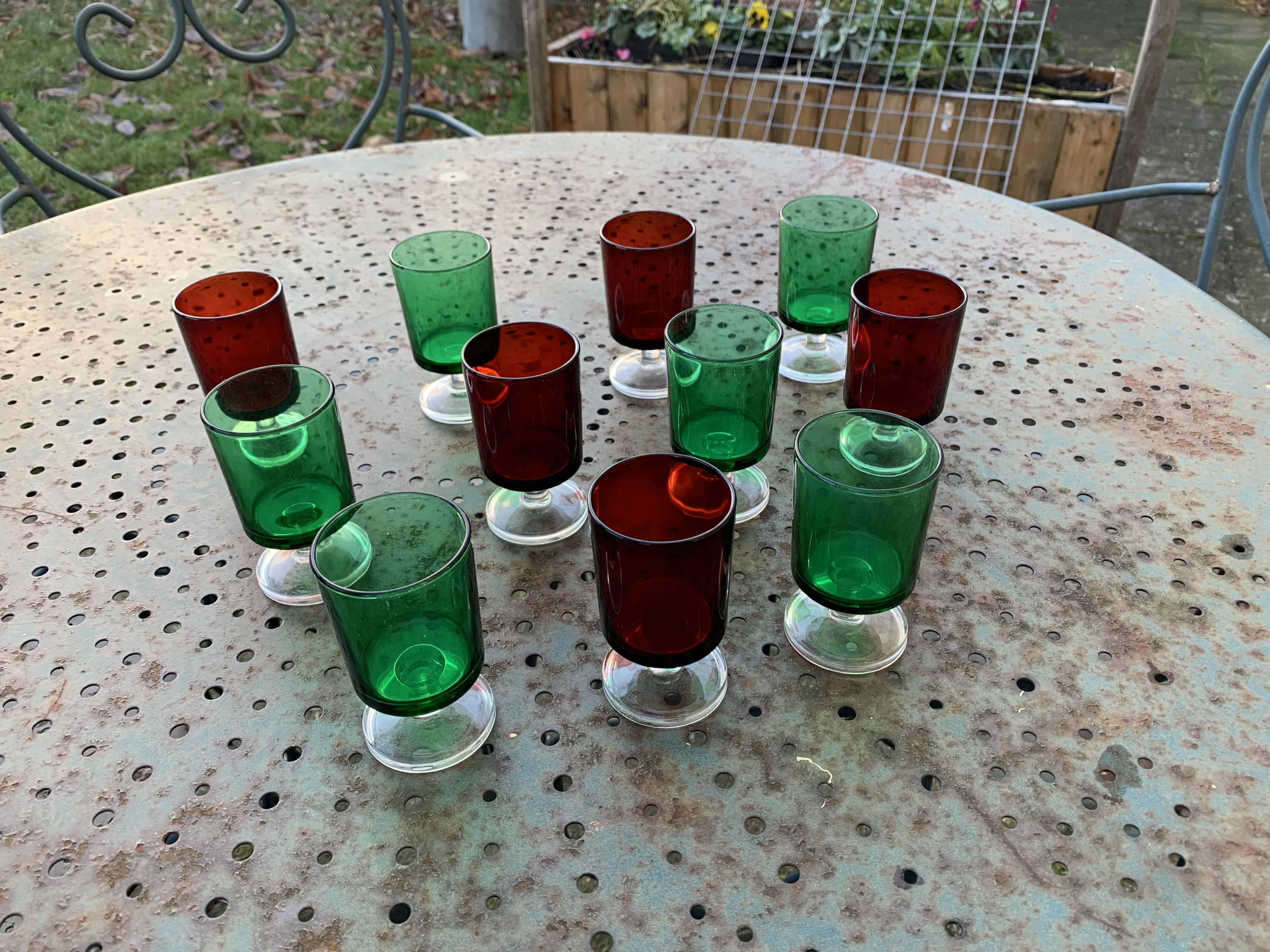 11 wine or aperitif glasses, 6 green and 5 red vintage 1970