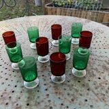 11 wine or aperitif glasses, 6 green and 5 red vintage 1970