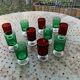 11 verres a vin ou aperitifs, 6 de couleur verte et 5 de couleur rouge vintage 1970