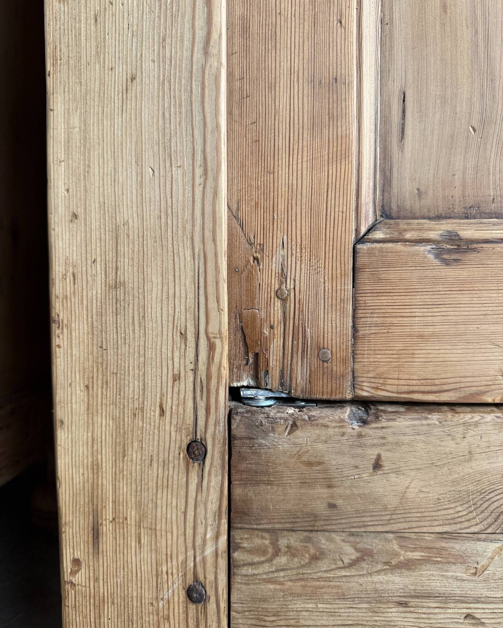 Armoire lingère ancienne en pin massif (rénovée)