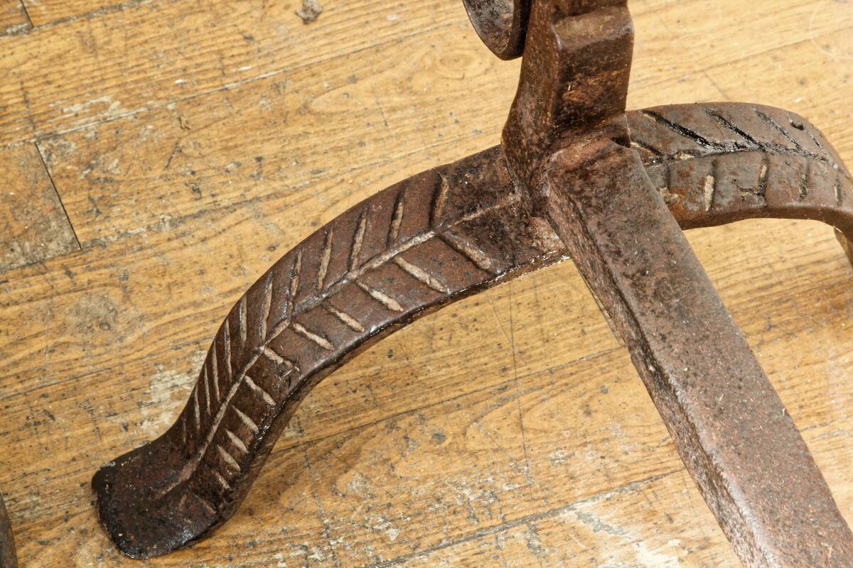 Paire de landiers à crémaillère, 17ème siècle, en fer forgé