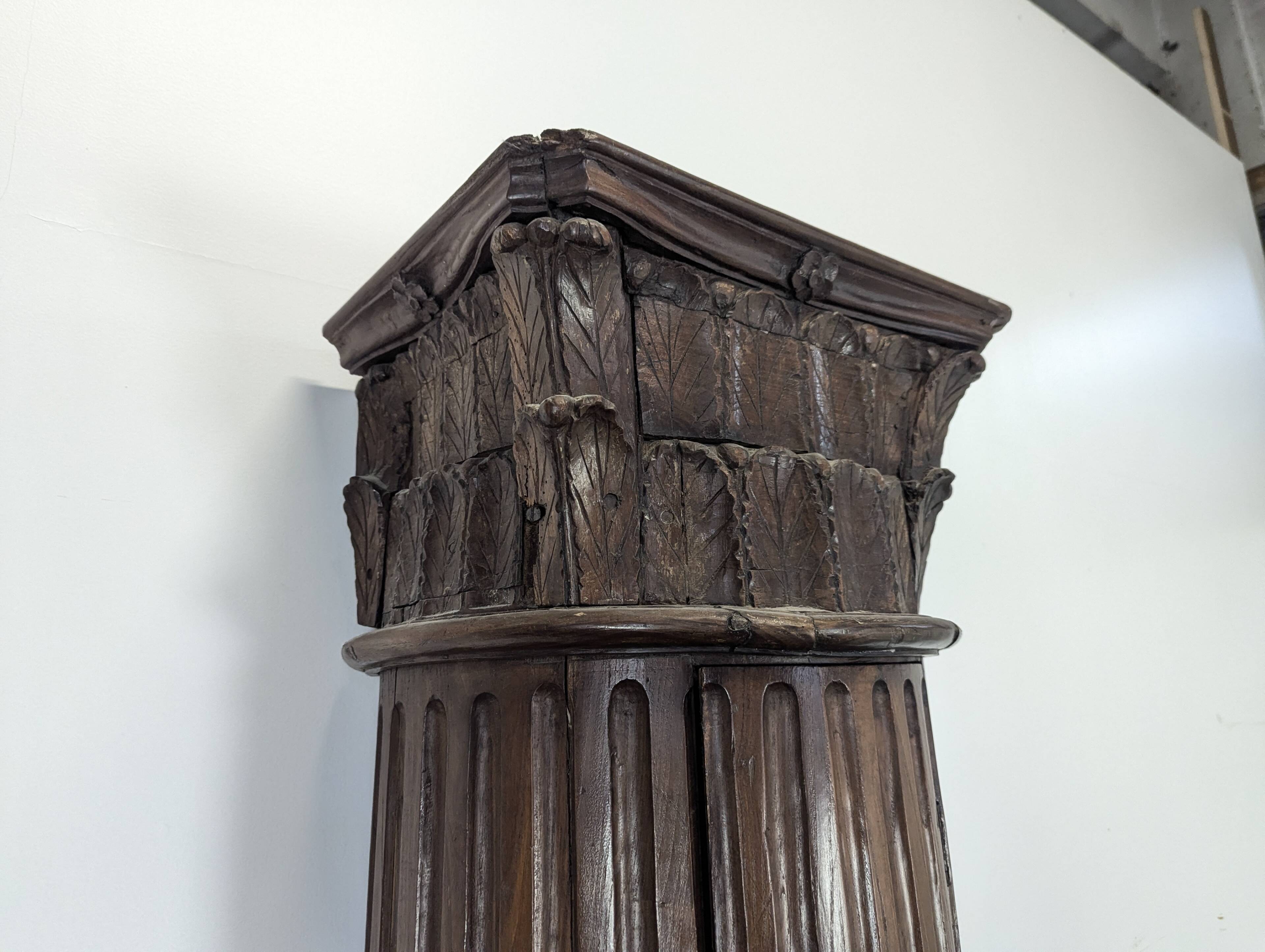 Large Corinthian Column in oak from the 18th century