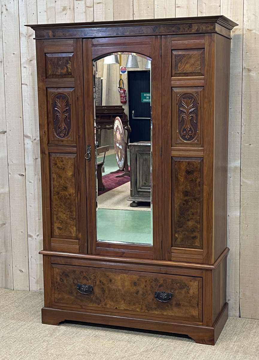 Penderie anglaise début XXème en noyer et loupe de noyer Selency