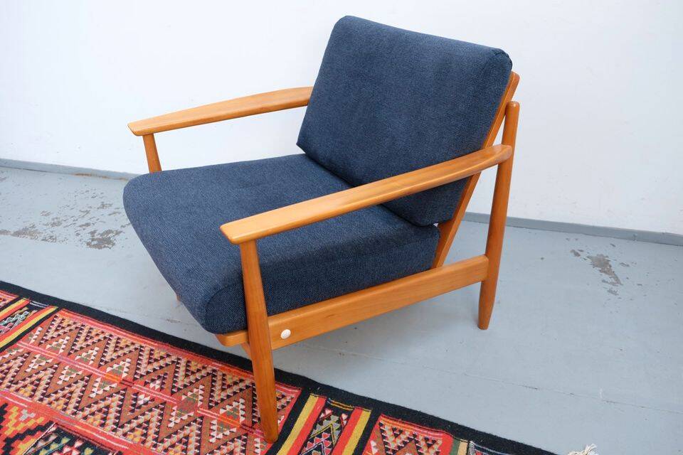 Vintage retro armchair from the 60s-70s in teak, Mid-Century style.