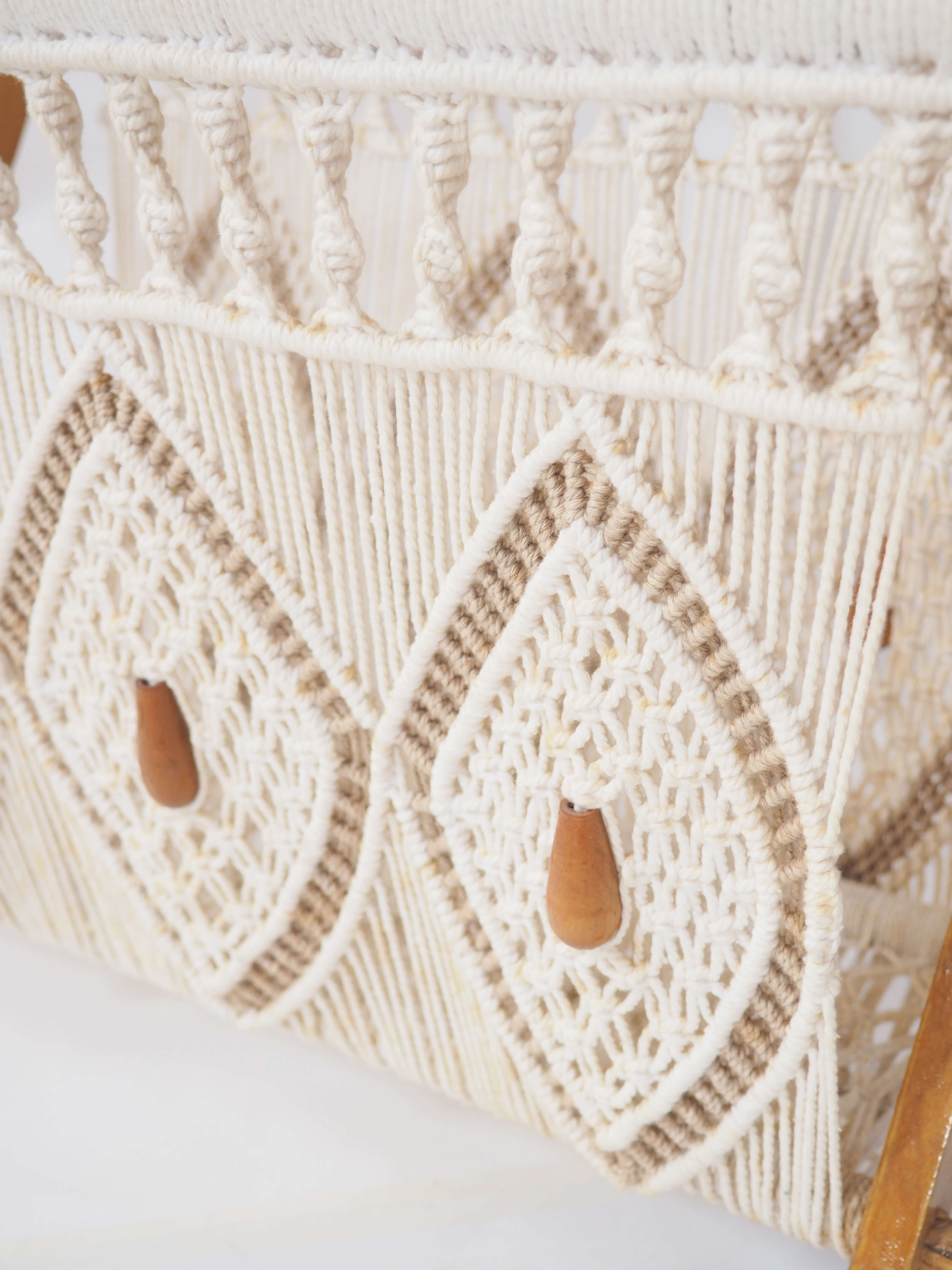 Macramé magazine holder