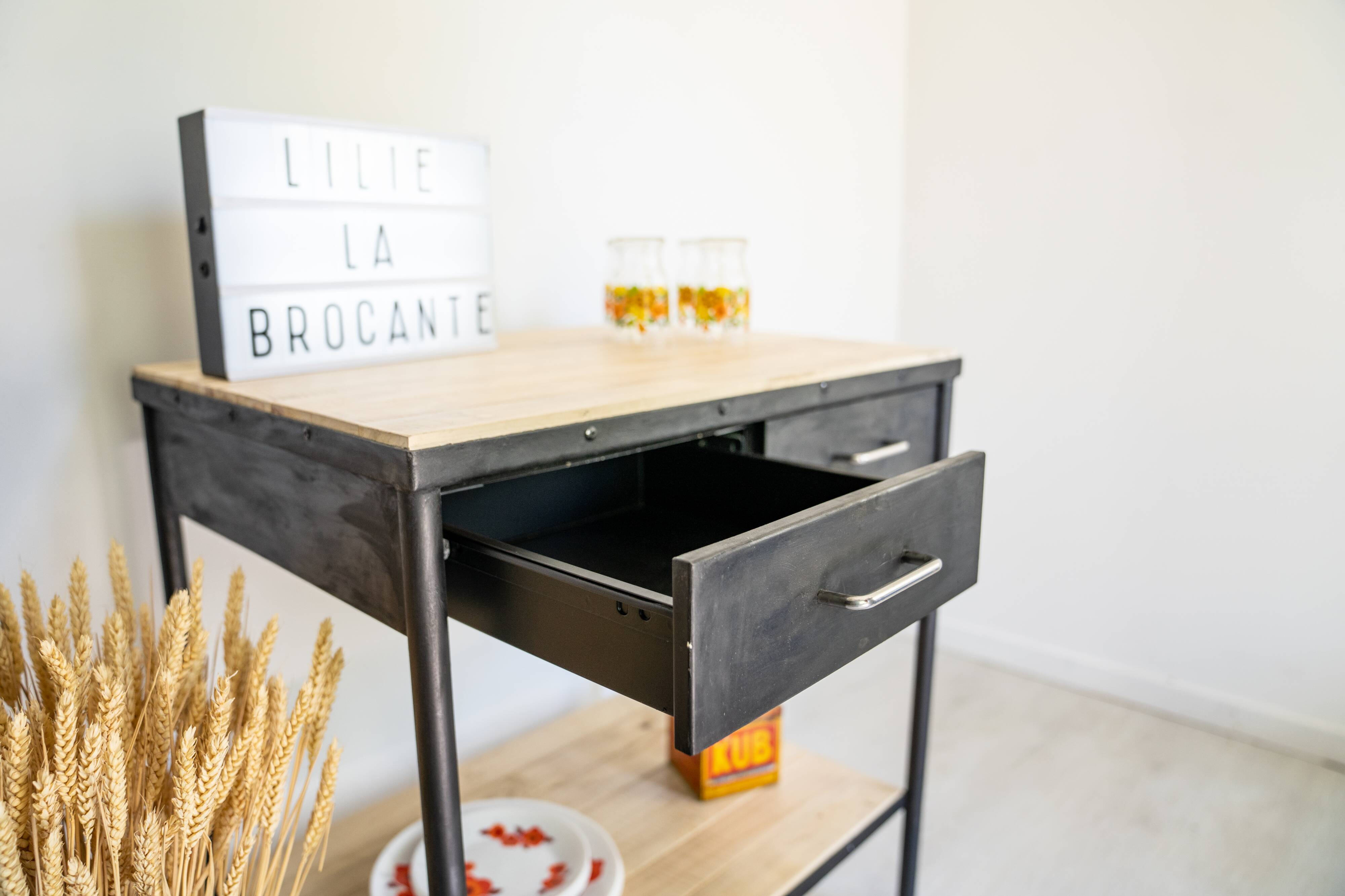 Kitchen shelf with industrial style wheels