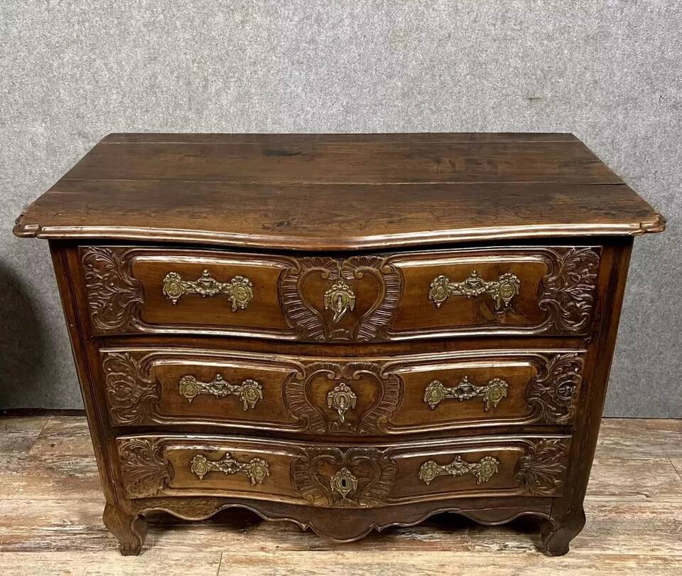 Curved and carved Lyonnaise chest of drawers from the Louis XV period in solid walnut
