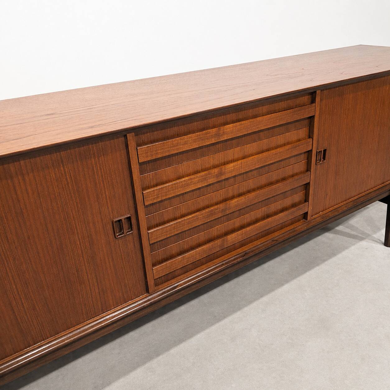 Vintage enfilade Oswald Vermaercke Paola in teak