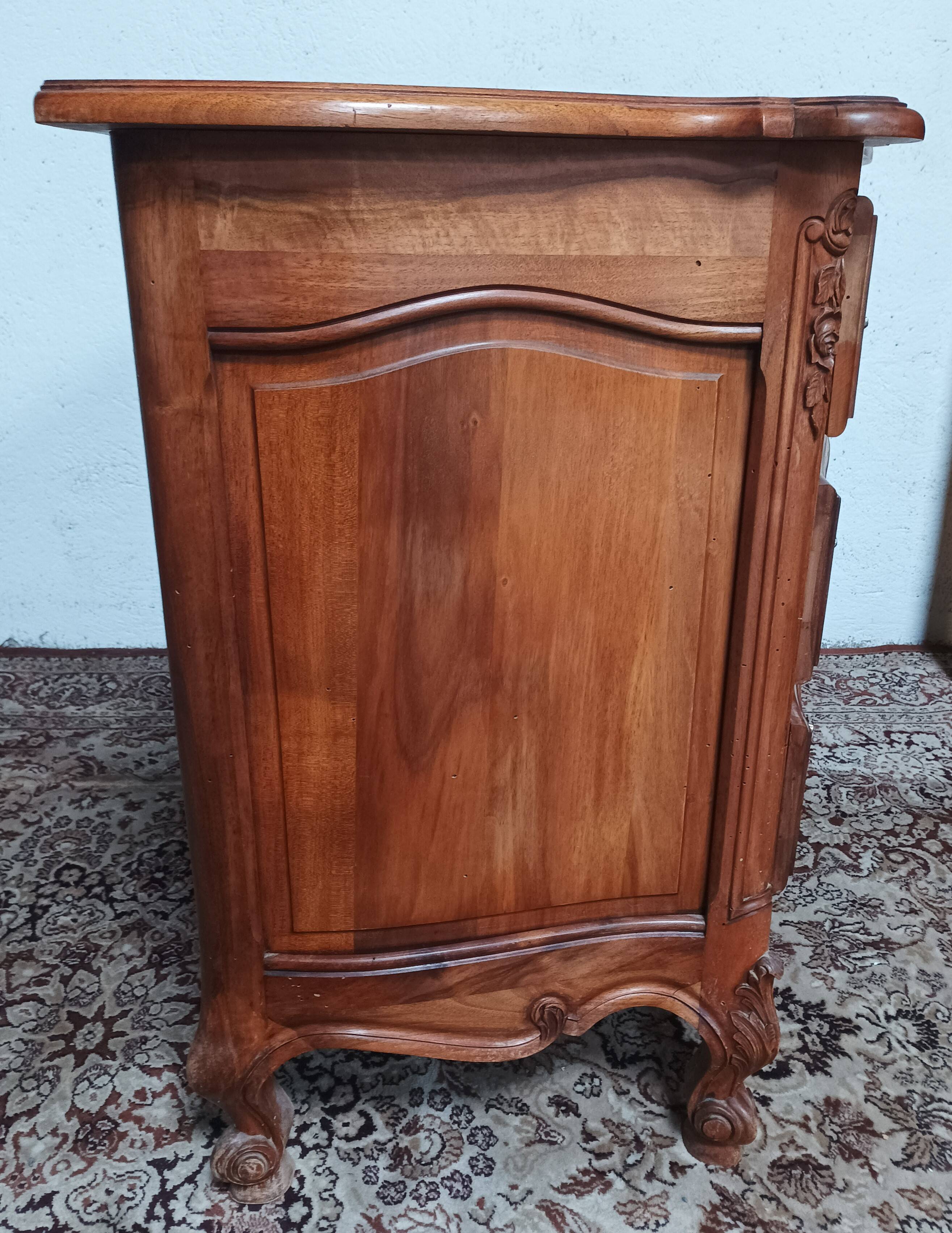 Commode Rocaille en noyer sculpté XXème