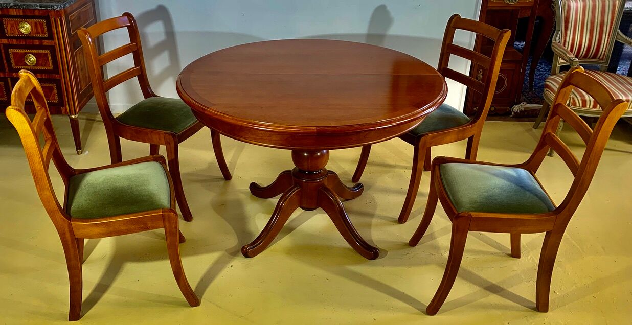 Round or oval table with four chairs in solid cherry, with extensions