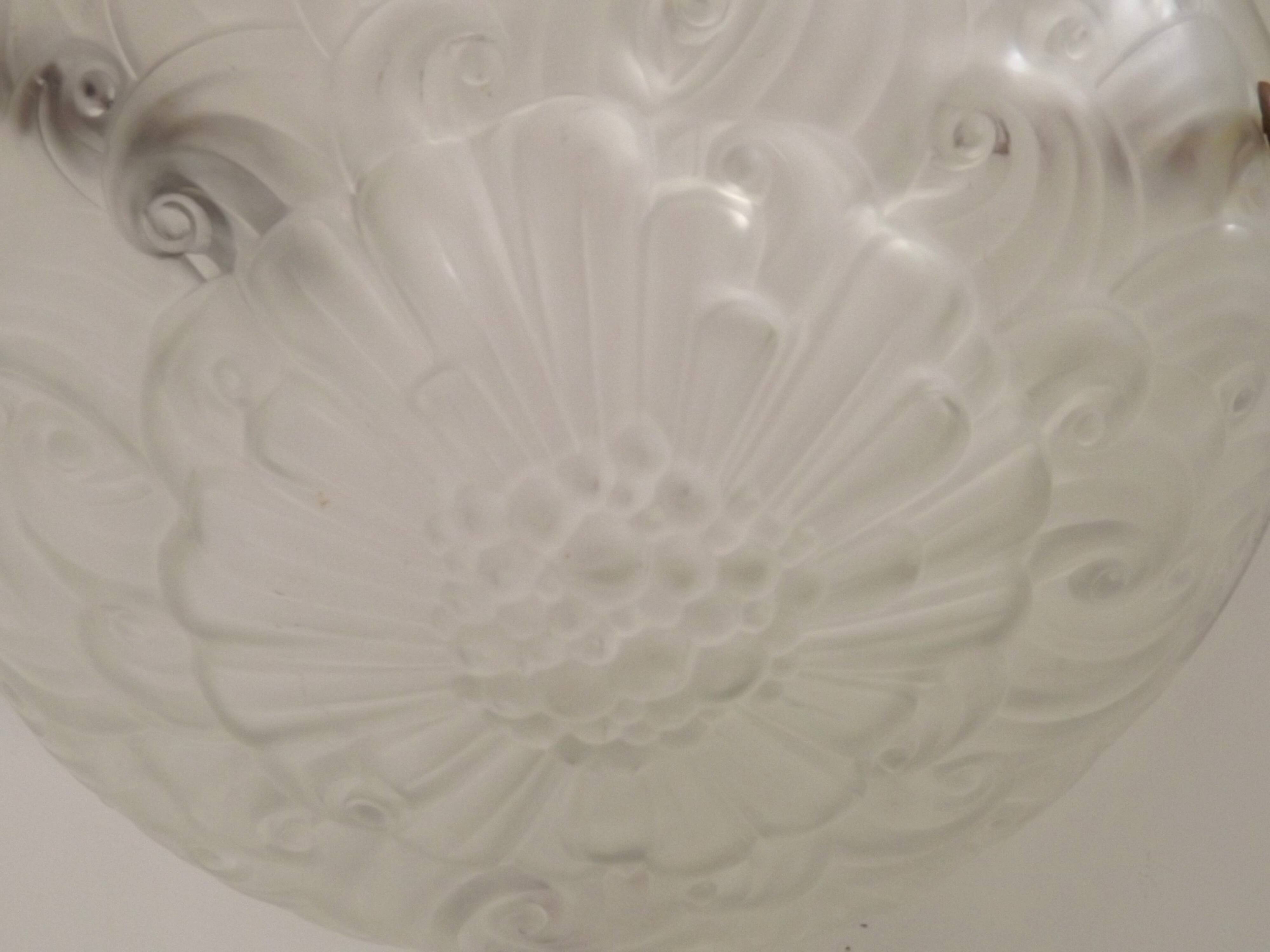 Lustre en pâte de verre blanche Art Déco français signé Sousman Déposé.