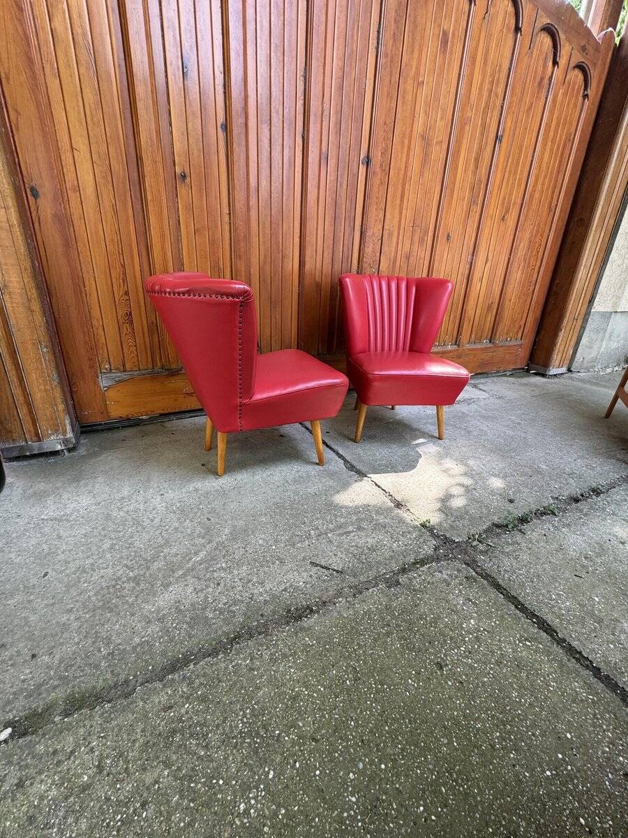 Pair of mid-century cocktail chairs in purple vinyl and beech, 1950s.