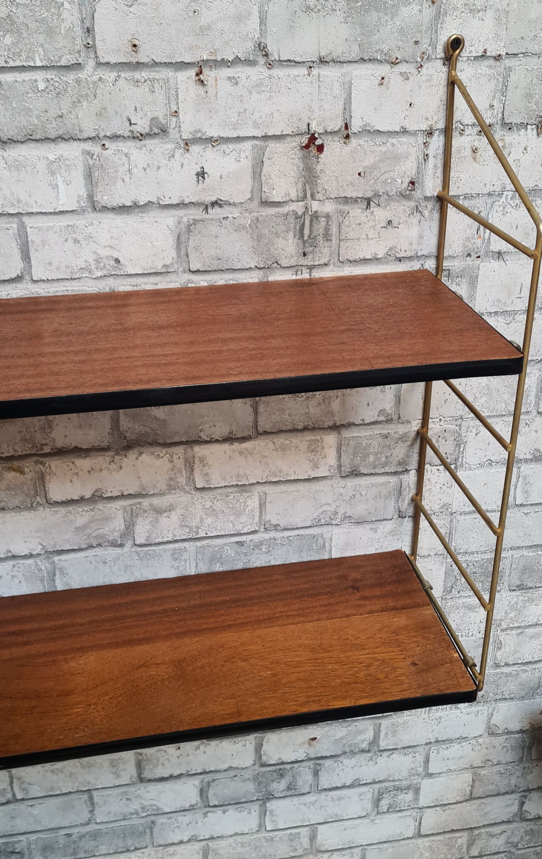 Shelf 1950 has 70 gold uprights and and plating shelf with black plastic border,