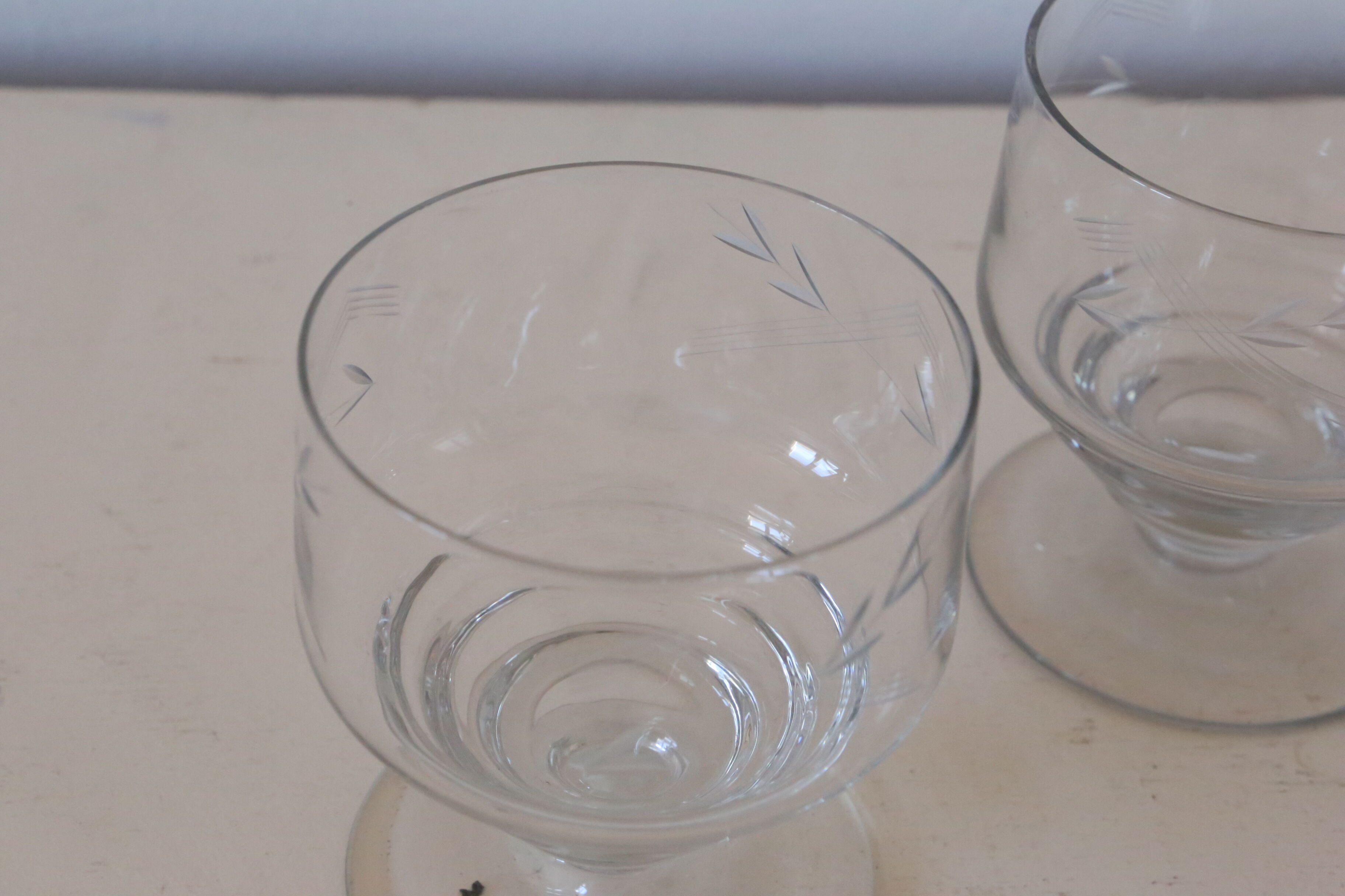 Set de 2 verres à pied, ciselé, art déco