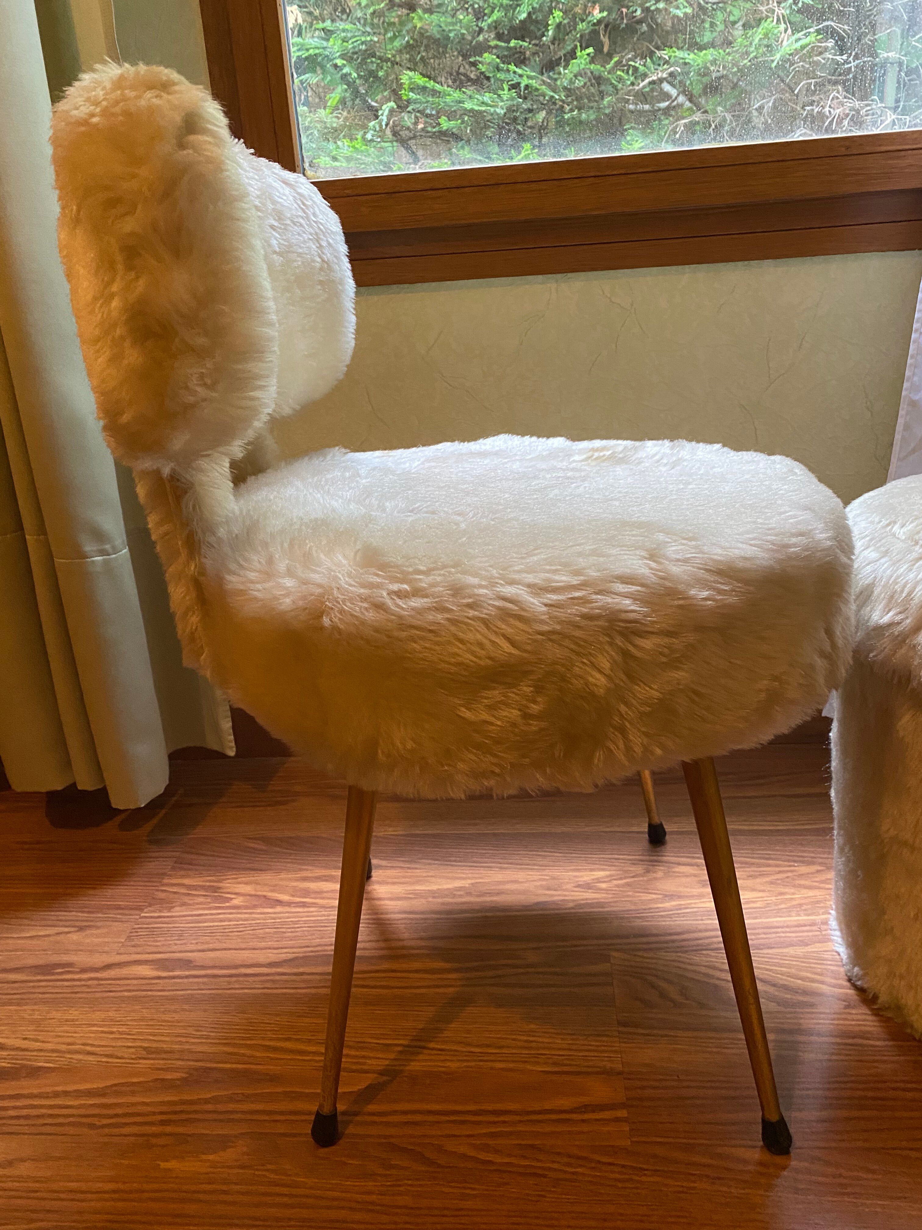 Lot 2 chaises et un pouf Pelfran
