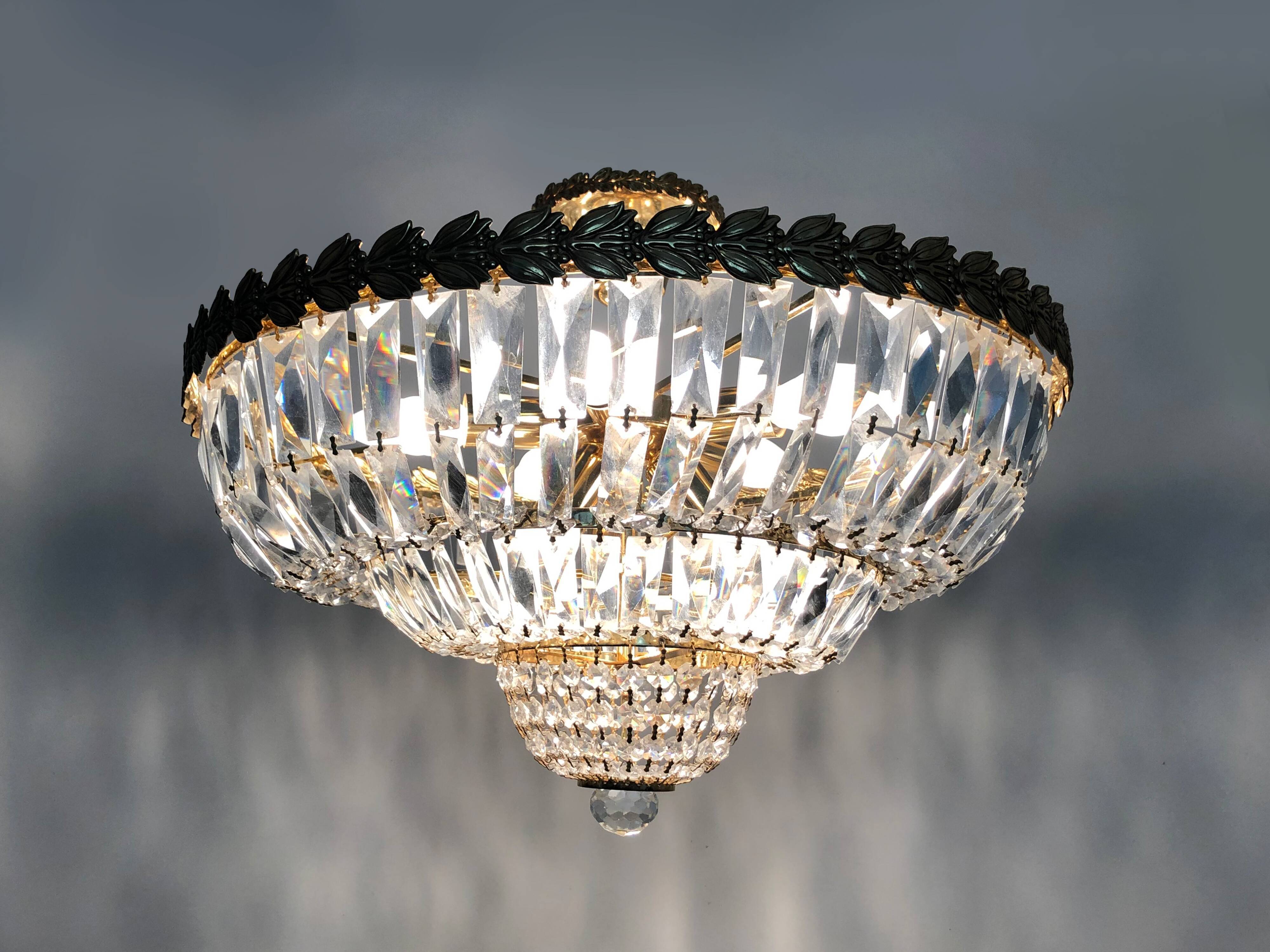 Large chandelier, brass crown ceiling lamp, 4 floors, 8 lights, glass grapevines. Year 80