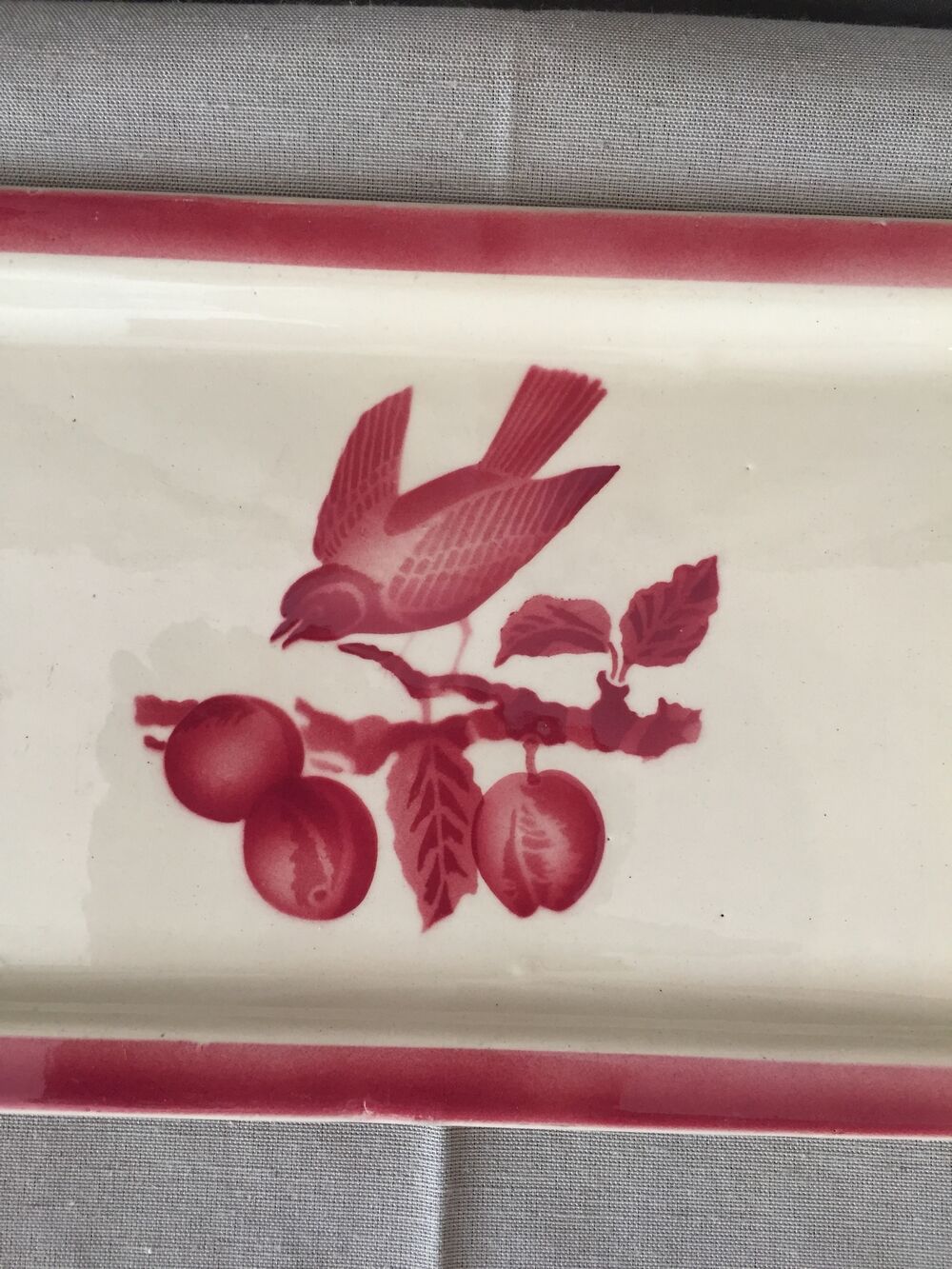 Cake dish bird pattern on its branch in red and white tones
