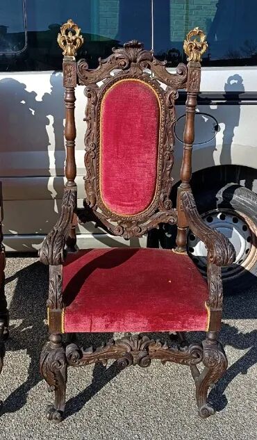 Paire de fauteuils anciens, sculptés en noyer.