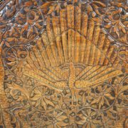 Table basse asiatique sculptée de dragons et de paons, Indonésie, début XXe