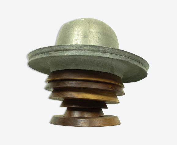Forme de moule de bloc de chapeau en aluminium vintage, vers le milieu du 20ème  siècle avec support de noix américain | Selency